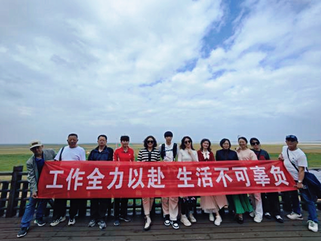晴空一鶴排云上，便到贛鄱賞候鳥(niǎo)